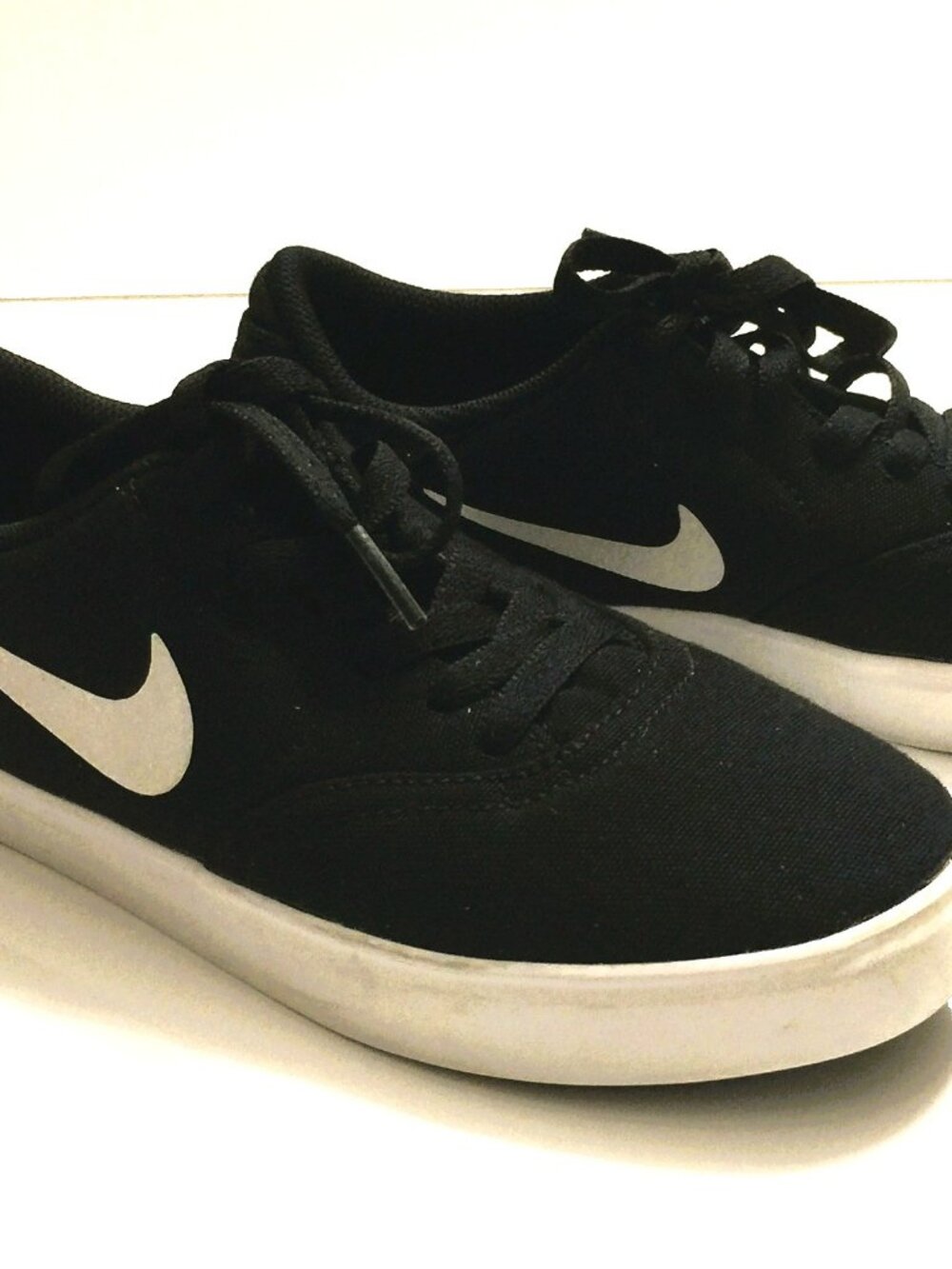NIKE BLACK AND WHITE SKATEBOARD SHOE